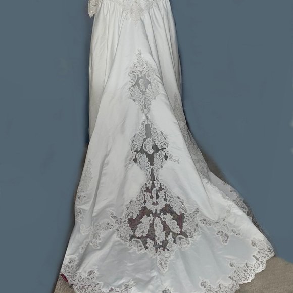 💍 Elegant A-Line Satin Wedding Gown – Lace, Beading & Pearl Detail 💍 - Picture 3 of 5